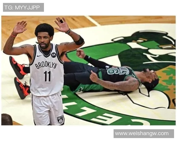 米德尔顿看到字母在篮下一亮眼 以制造对手进攻犯规为核心战术思路 米德尔顿看到字母在篮下一亮眼 以制造对手进攻犯规为核心战术思路